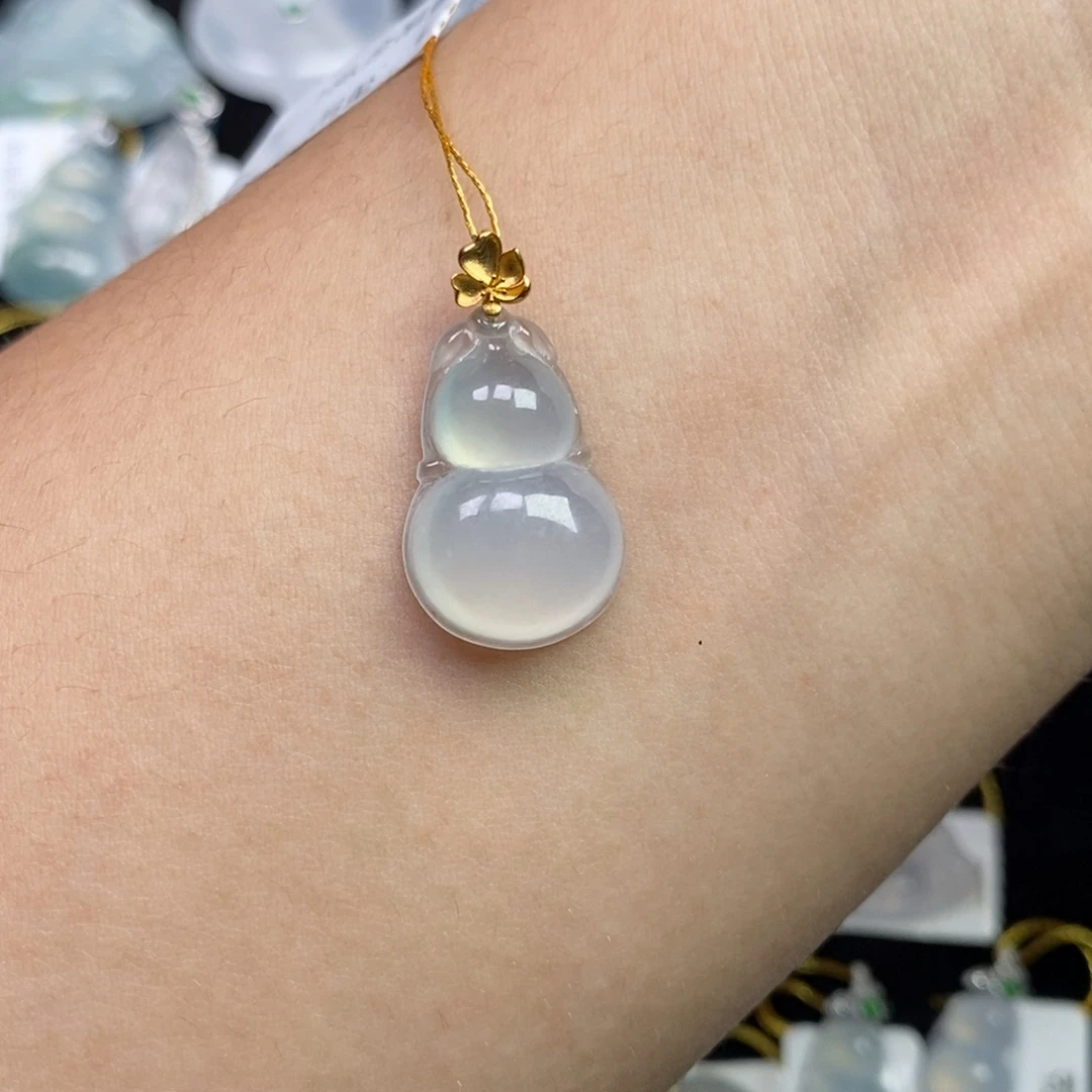 翡翠18K金镶嵌颈饰葫芦