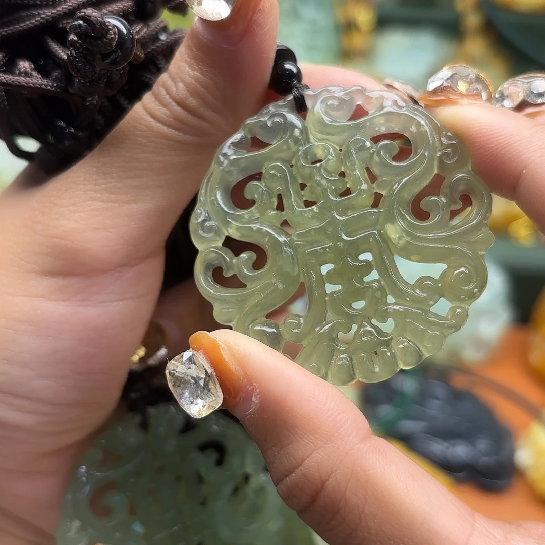 蛇纹石玉未镶嵌颈饰