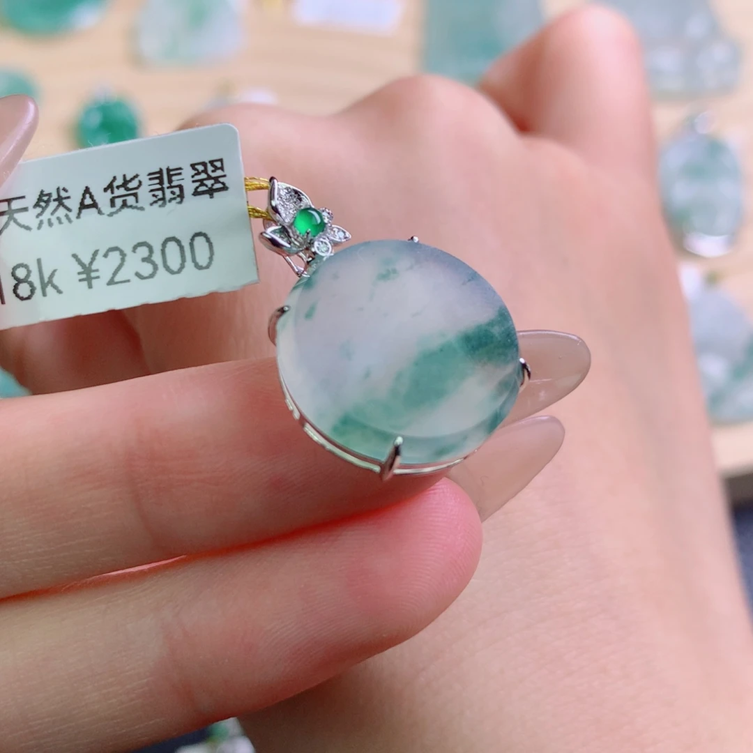 翡翠18K金镶嵌颈饰吊坠
