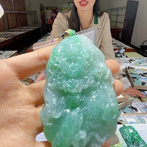 翡翠未镶嵌颈饰一个