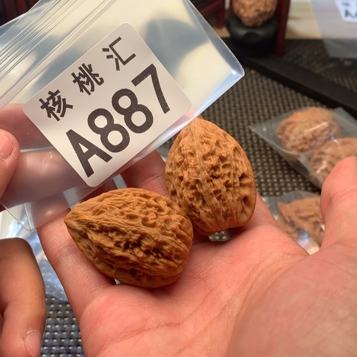 杜***克文玩核桃吊坠柳叶鸡心