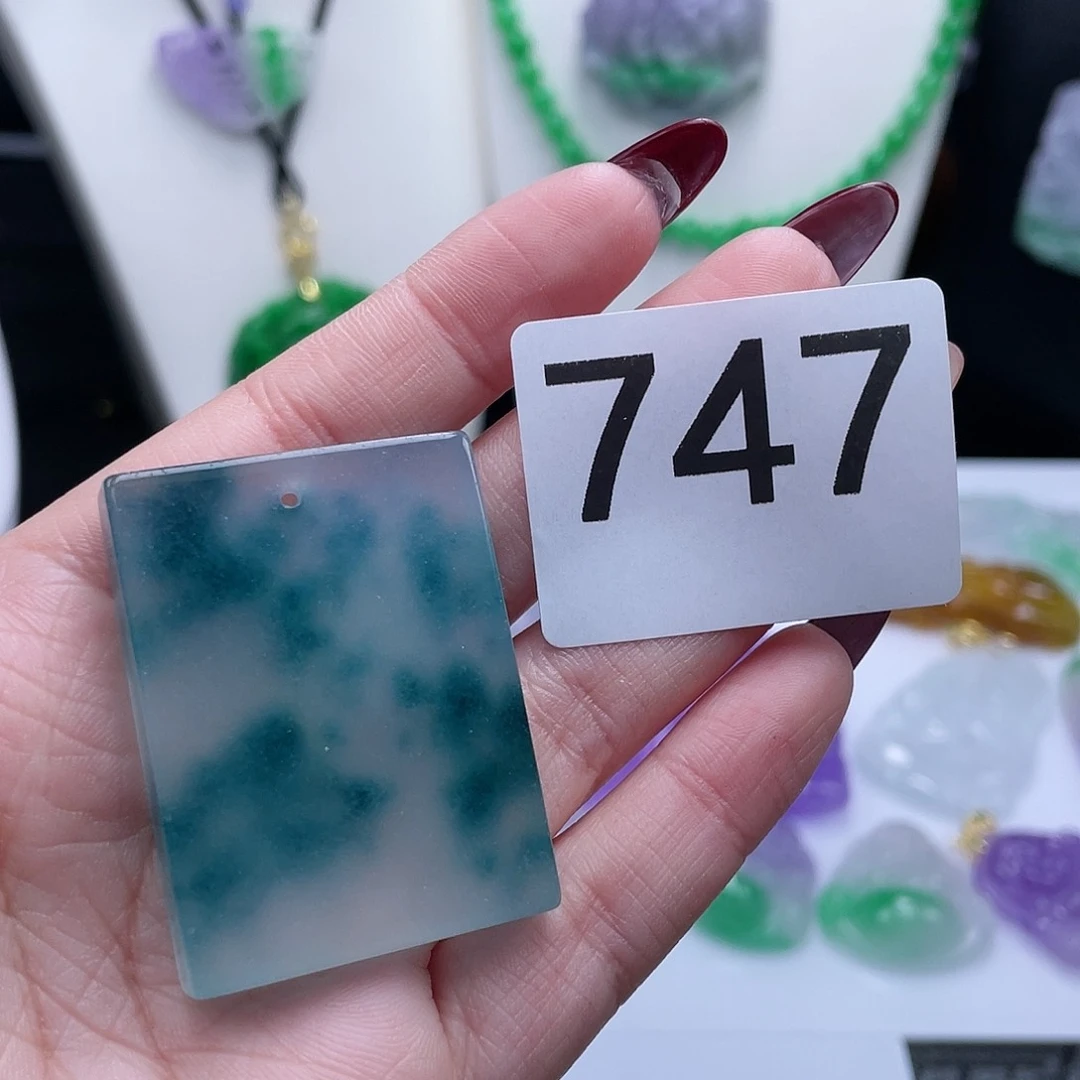 翡翠吊坠(赠链)未镶嵌