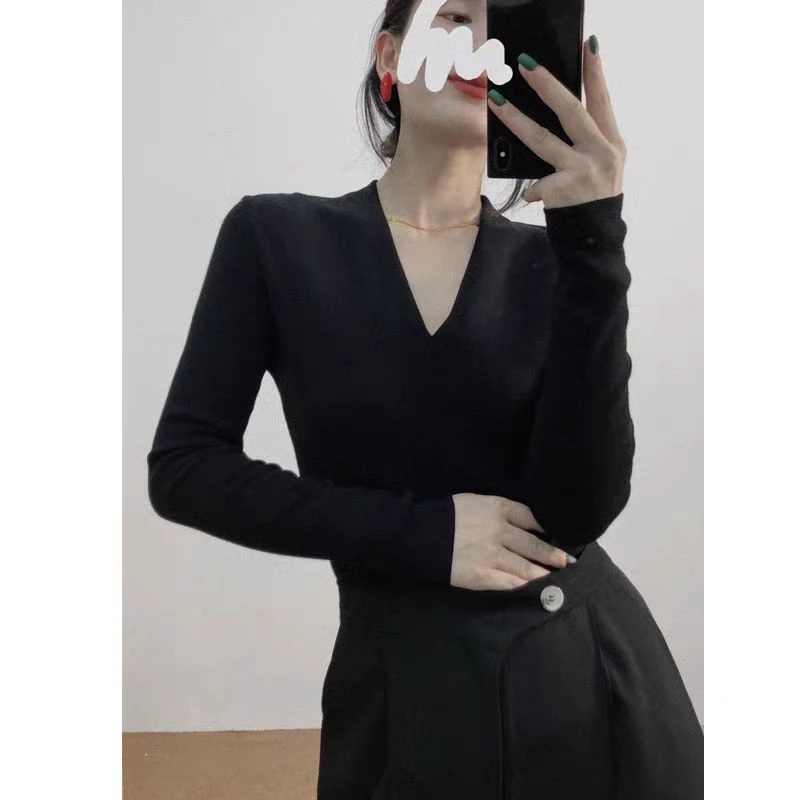 黑色针织衫女秋季时尚气质深V领显瘦内搭打底衫绝美百搭长袖上衣