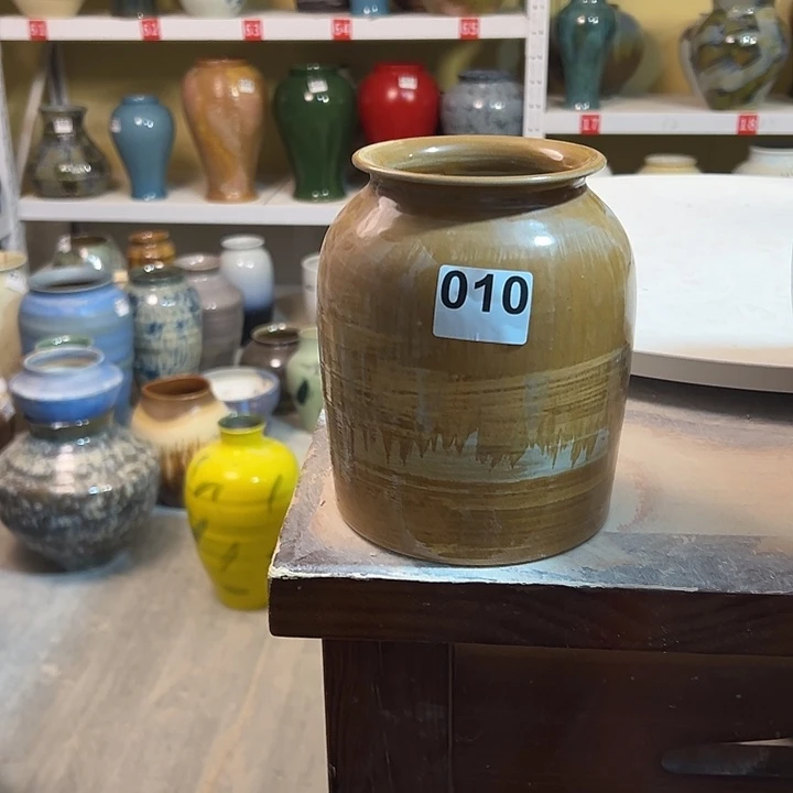 白泥花瓶高18口9。摆件。010