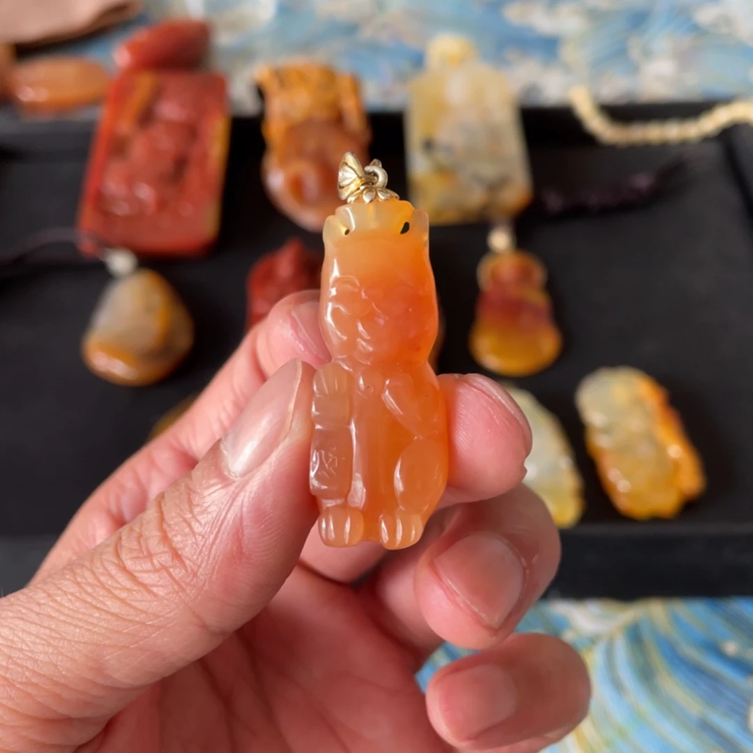 石英质玉（黄龙玉）未镶嵌颈饰