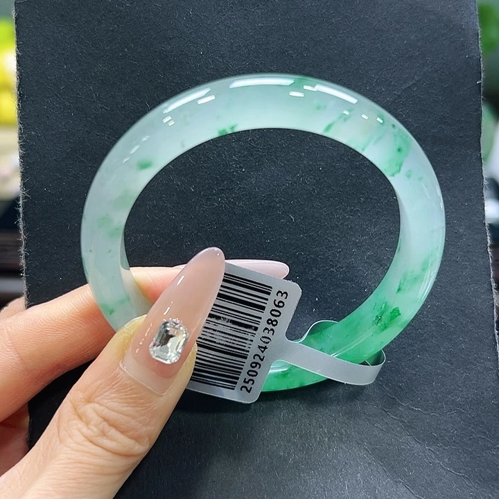 柠***心石英质玉（非洲翠）未镶嵌手镯