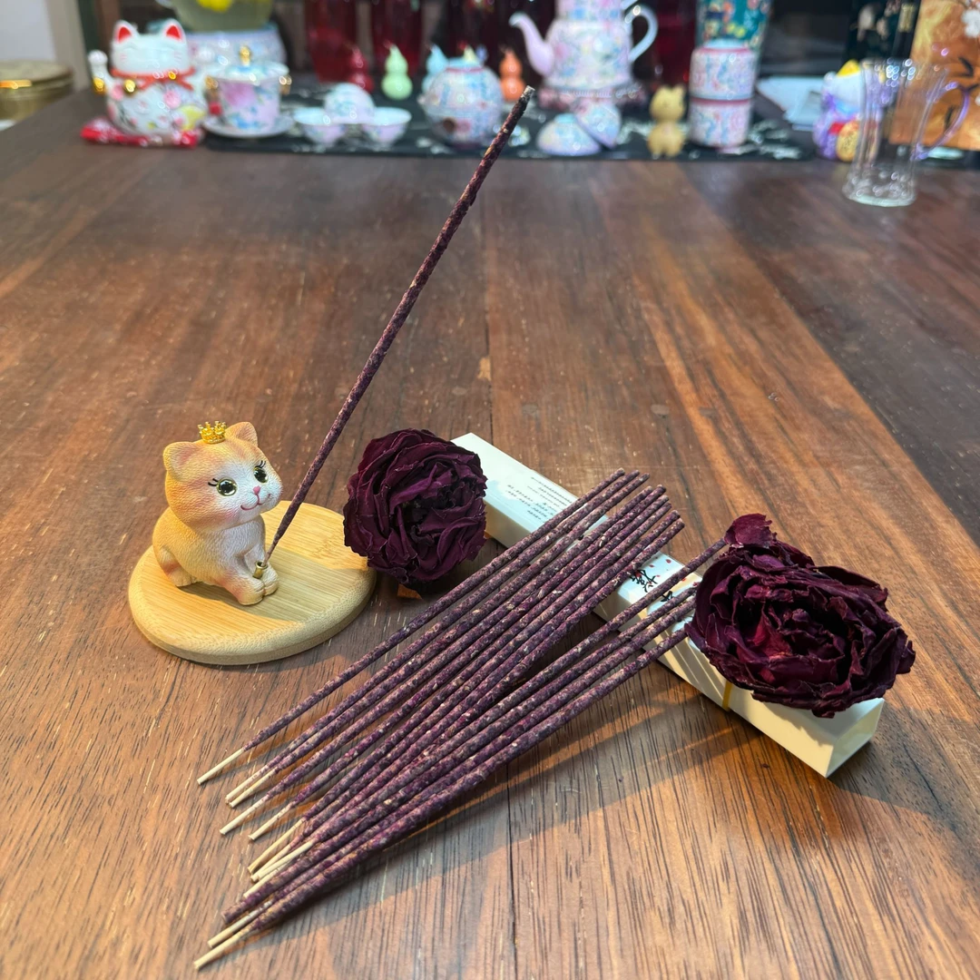 【品香堂】手搓墨红玫瑰线香+手作橘猫香插+木头底座