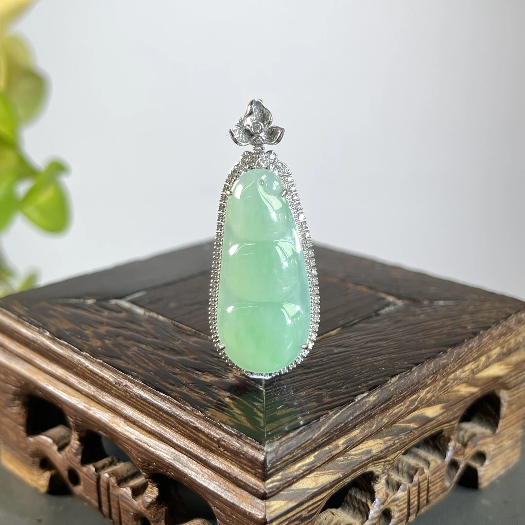 JYB14-204 天然缅甸A货翡翠  18k金钻镶嵌福豆