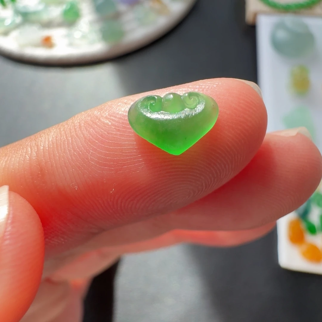 定制翡翠未镶嵌冰种满阳绿如意