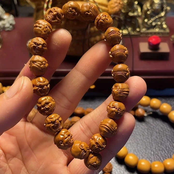 龙纹桃核雕刻恶僧