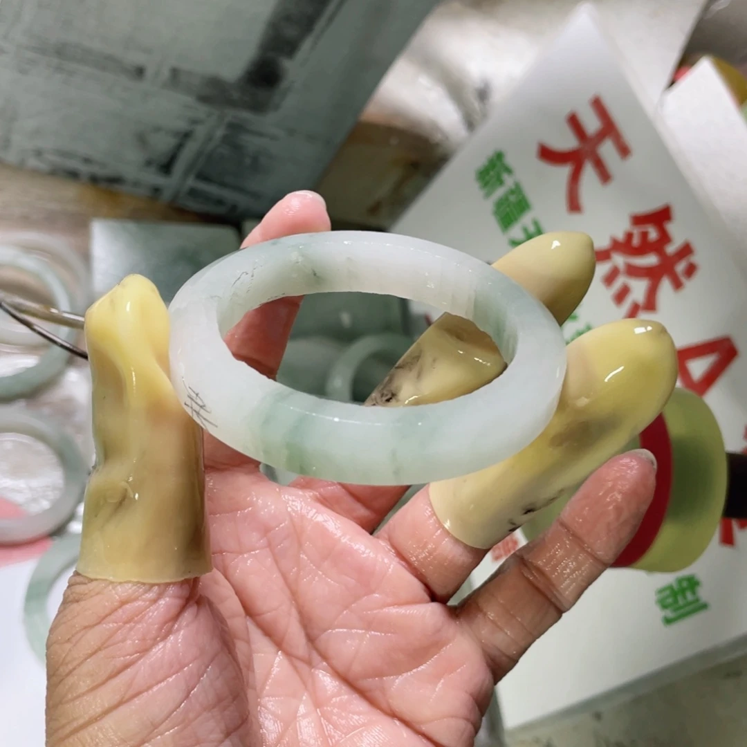 西***涯未镶嵌手镯石英质玉（天山翠）定制