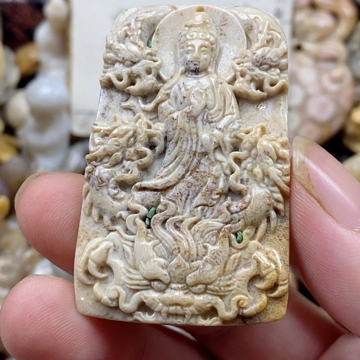 颈饰未镶嵌硅化珊瑚（珊瑚玉）