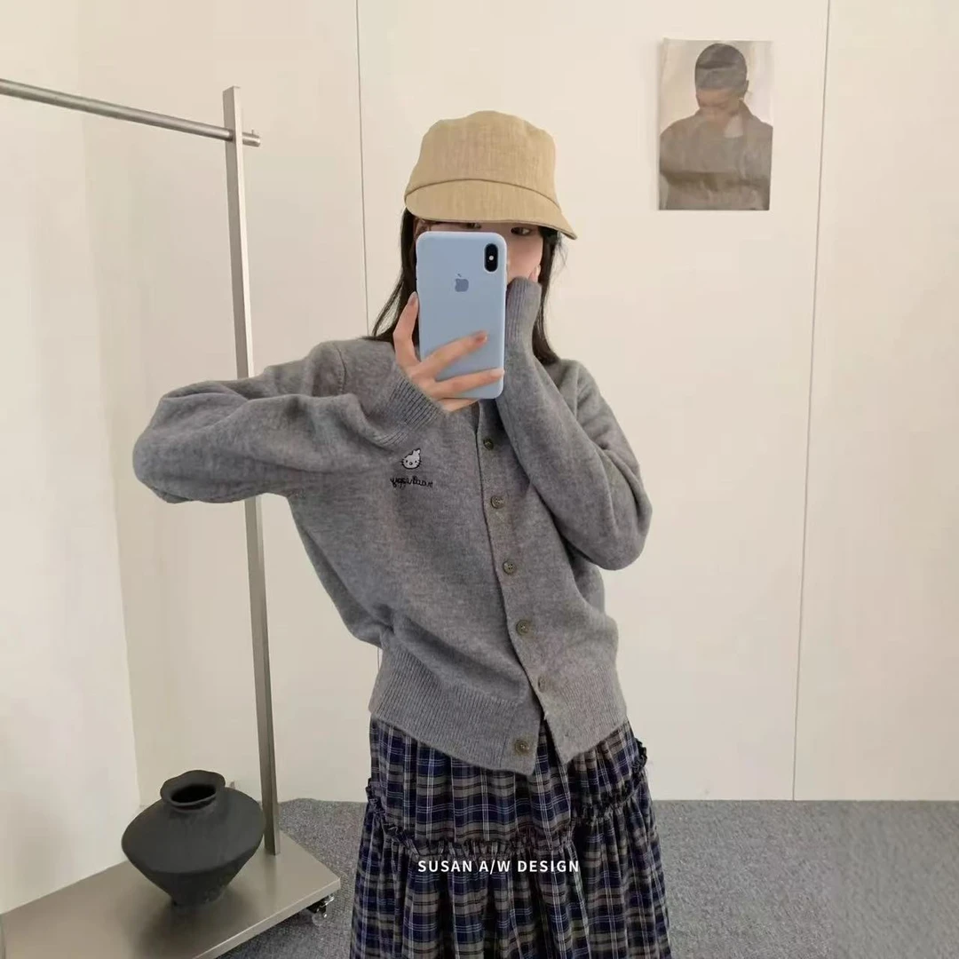 QIANXUN-韩版秋款时尚毛针织衫开衫猫咪刺绣百搭圆领女YS-W040