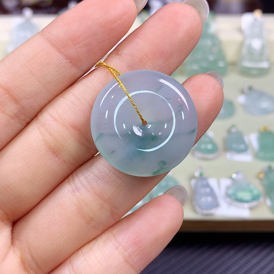 是***姐颈饰未镶嵌翡翠飘花平安扣