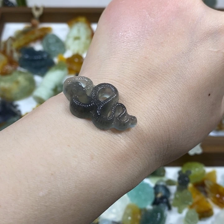 未镶嵌蛇纹石玉吊坠