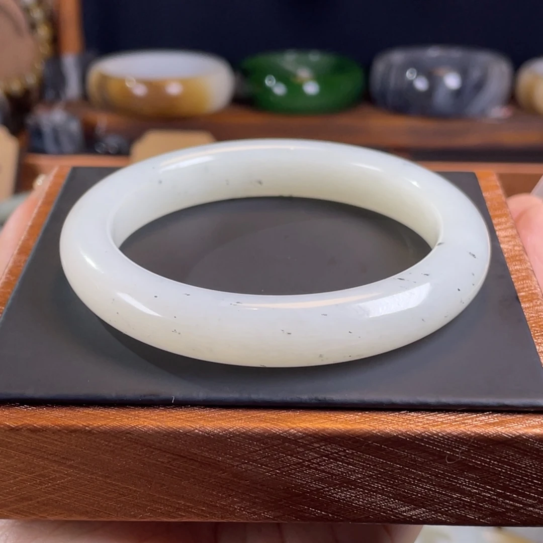 琦***和田玉未镶嵌手镯