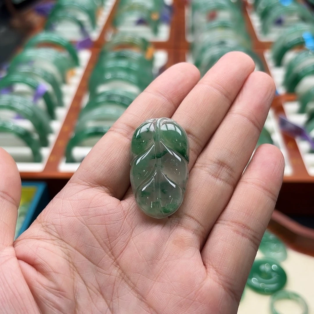 石英质玉（非洲翠）未镶嵌颈饰叶子