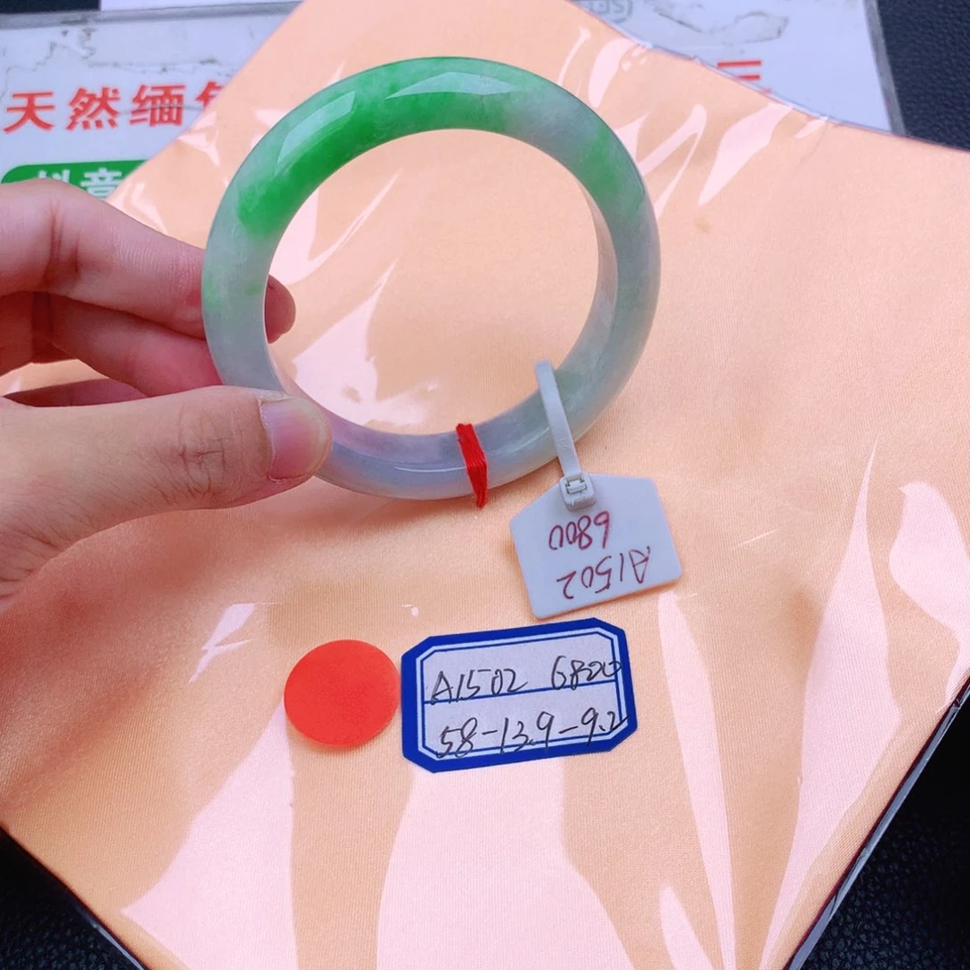 翡翠手镯未镶嵌我