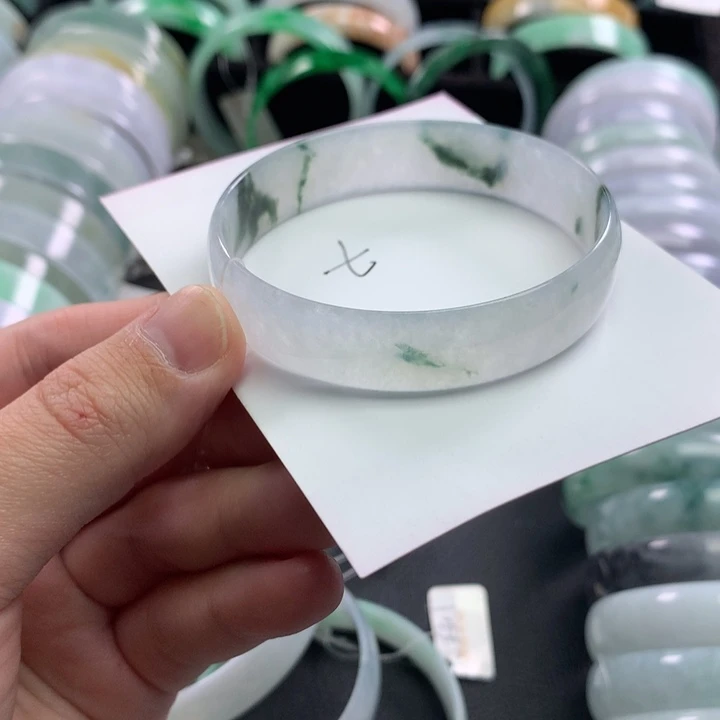 翡翠未镶嵌手镯公主