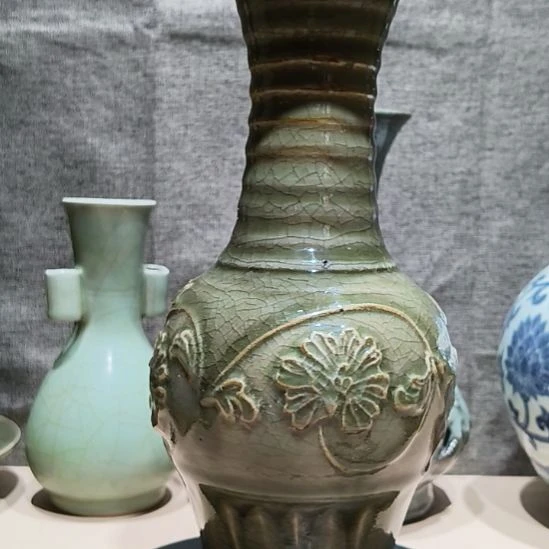 云***山龙泉梅子青釉瓶子一个