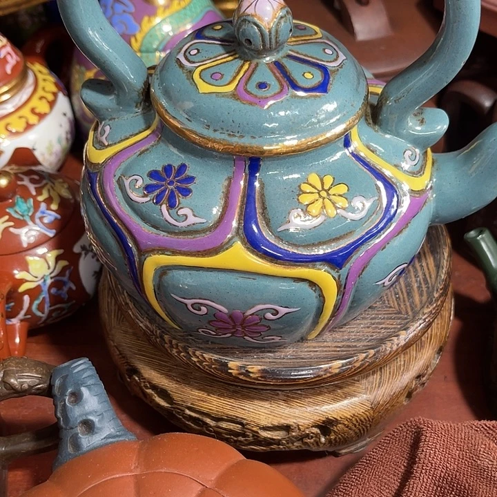 茶壶段泥原矿泥料手工制作的一把紫砂壶。