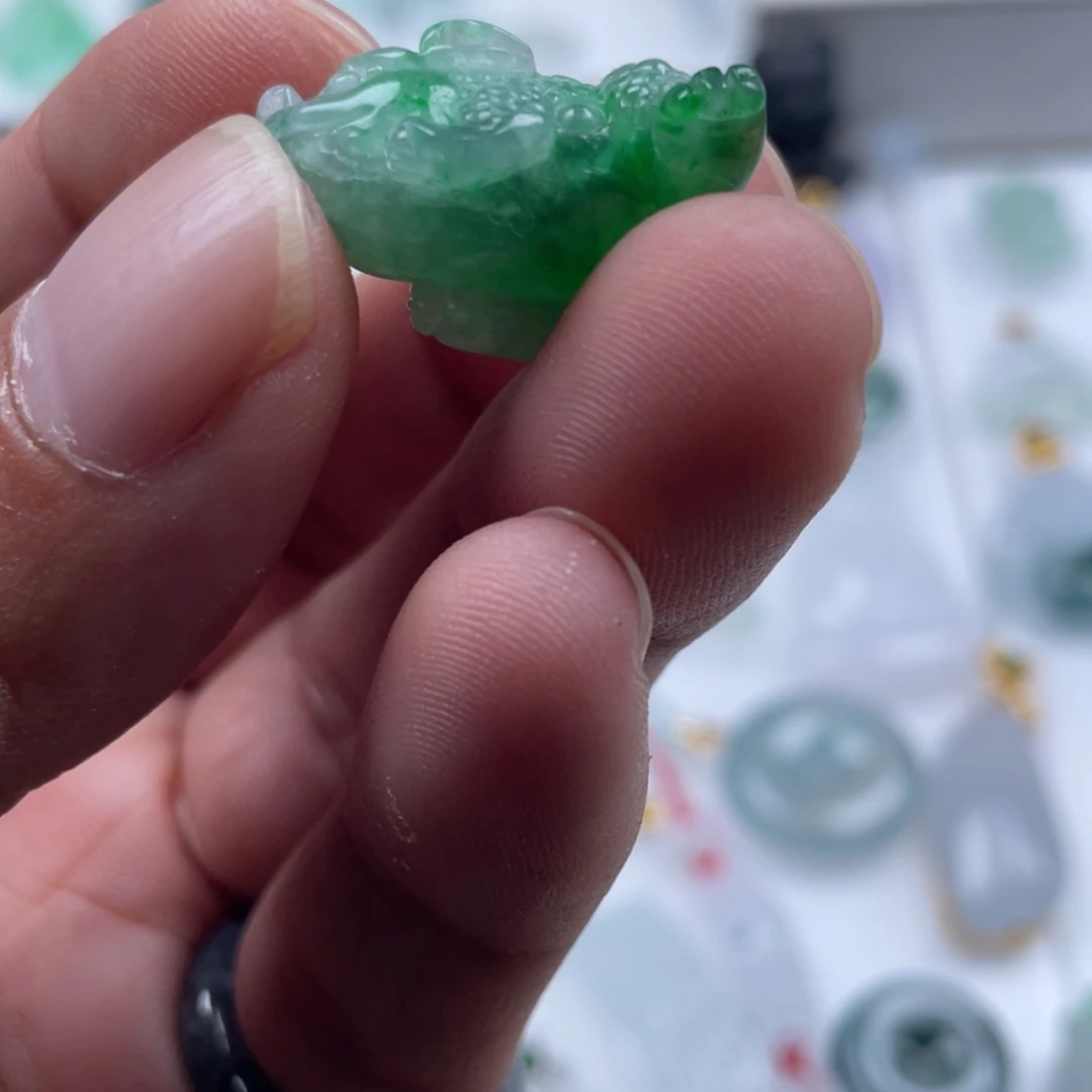 翡翠未镶嵌颈饰翡翠冰绿金蟾