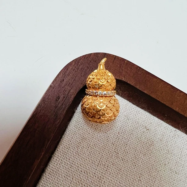 吊坠925银合成锆石 精工时尚百搭金色鱼鳞镶嵌拉丝葫芦银吊坠