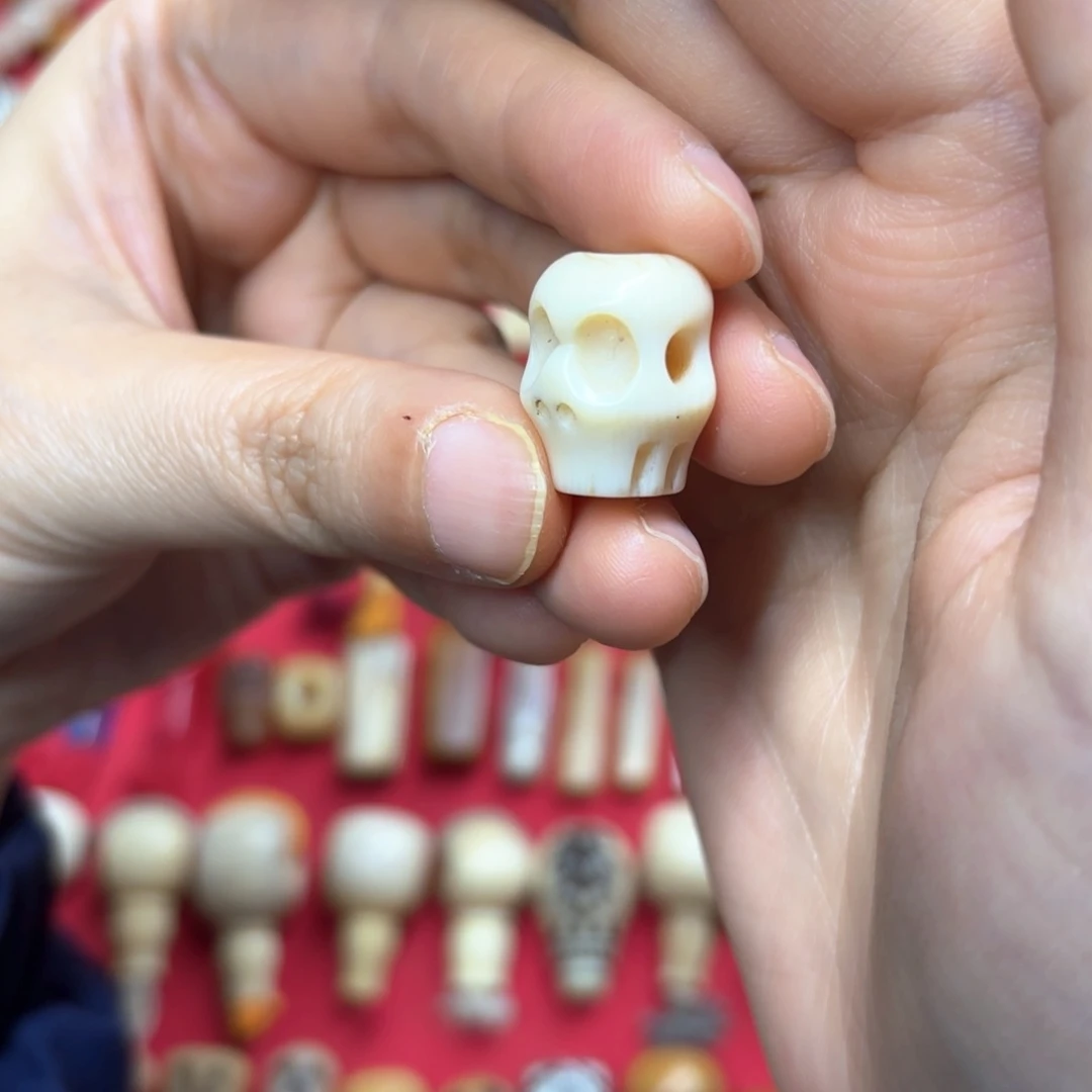 配饰和化妆等工序制作出来