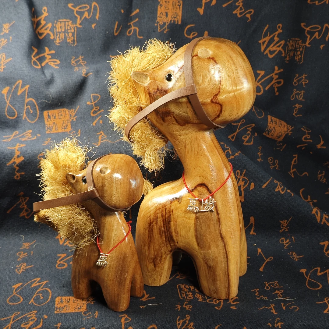 花梨木手工原创木雕马（馬上發）原创可爱桌面摆件自愈系生日礼物