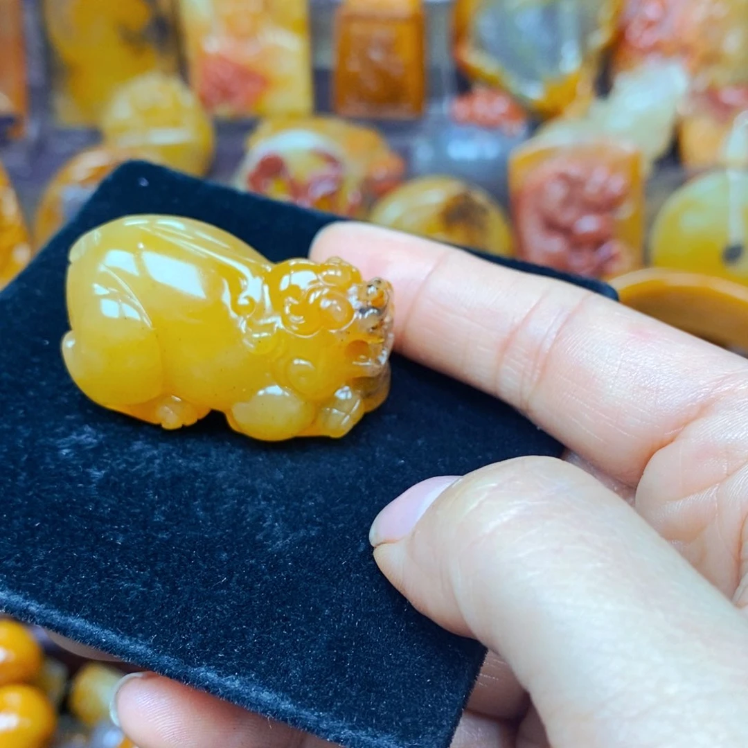 未镶嵌石英质玉（黄龙玉）颈饰