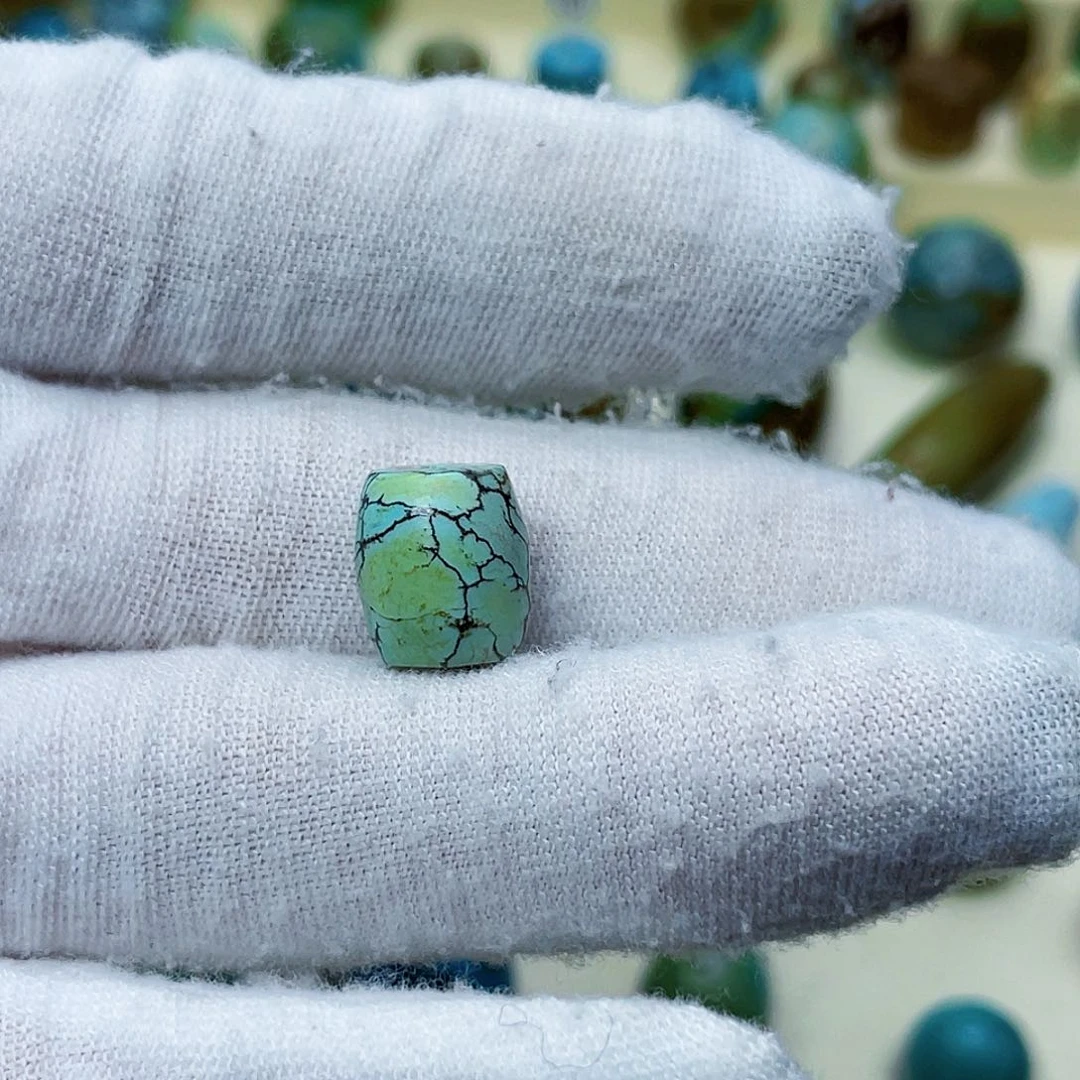 绿松石颈饰未镶嵌?*