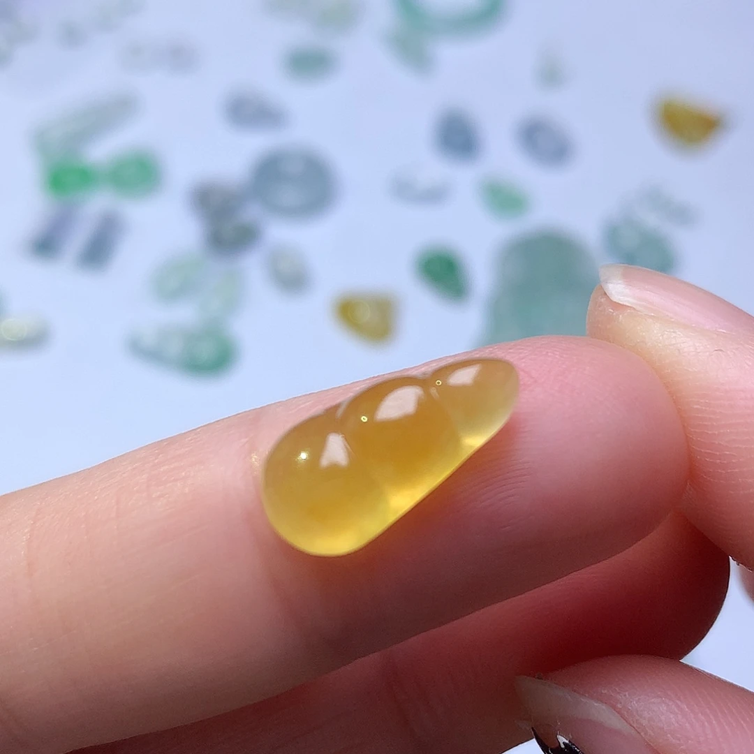 翡翠未镶嵌颈饰豆