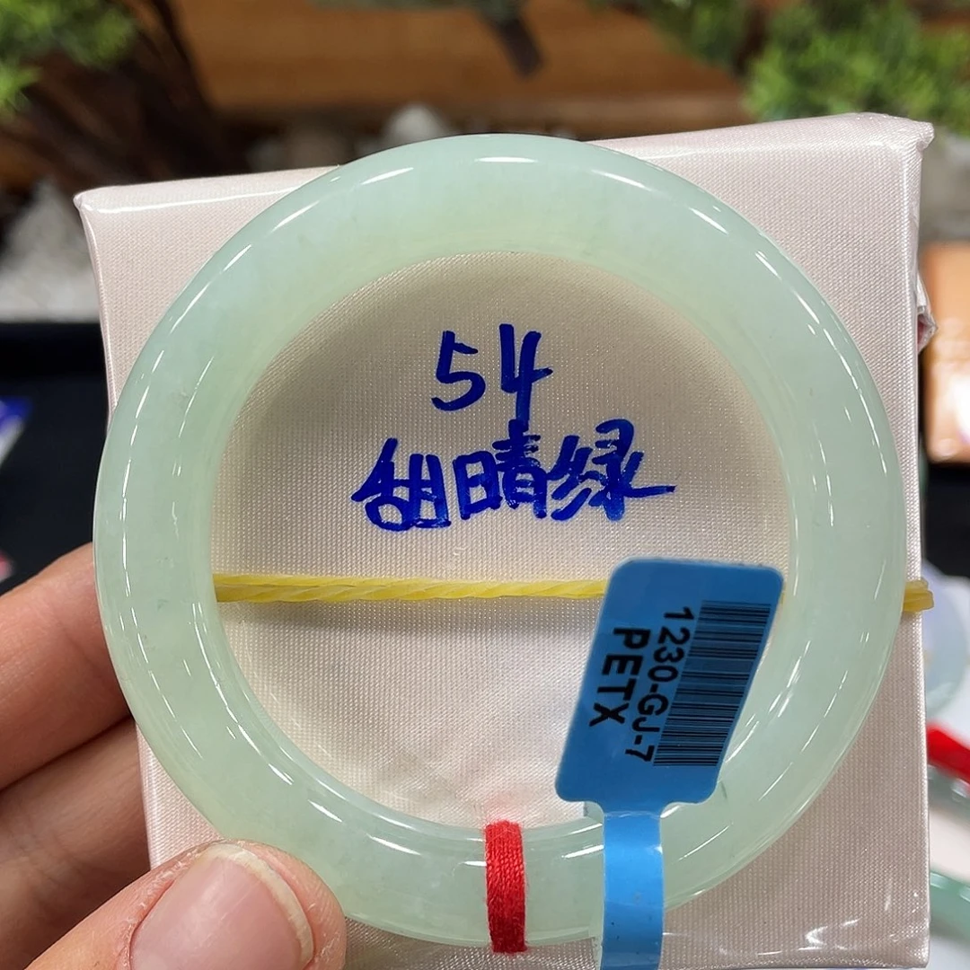 翡翠手镯未镶嵌翡翠