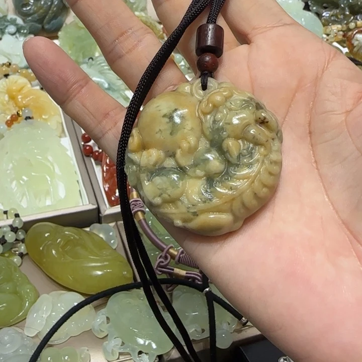 蛇纹石玉吊坠未镶嵌