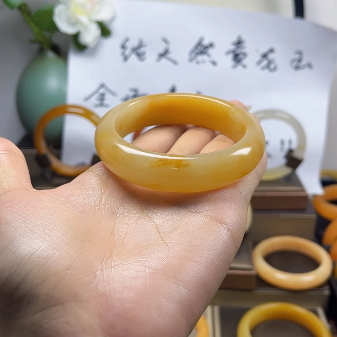 未镶嵌石英质玉（黄龙玉）手镯