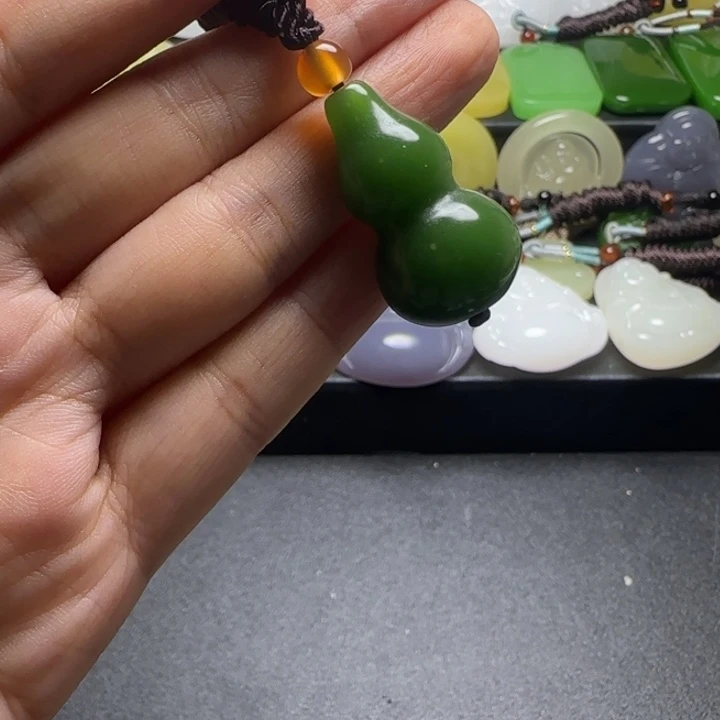 天然新疆和田菠菜绿葫芦吊坠
