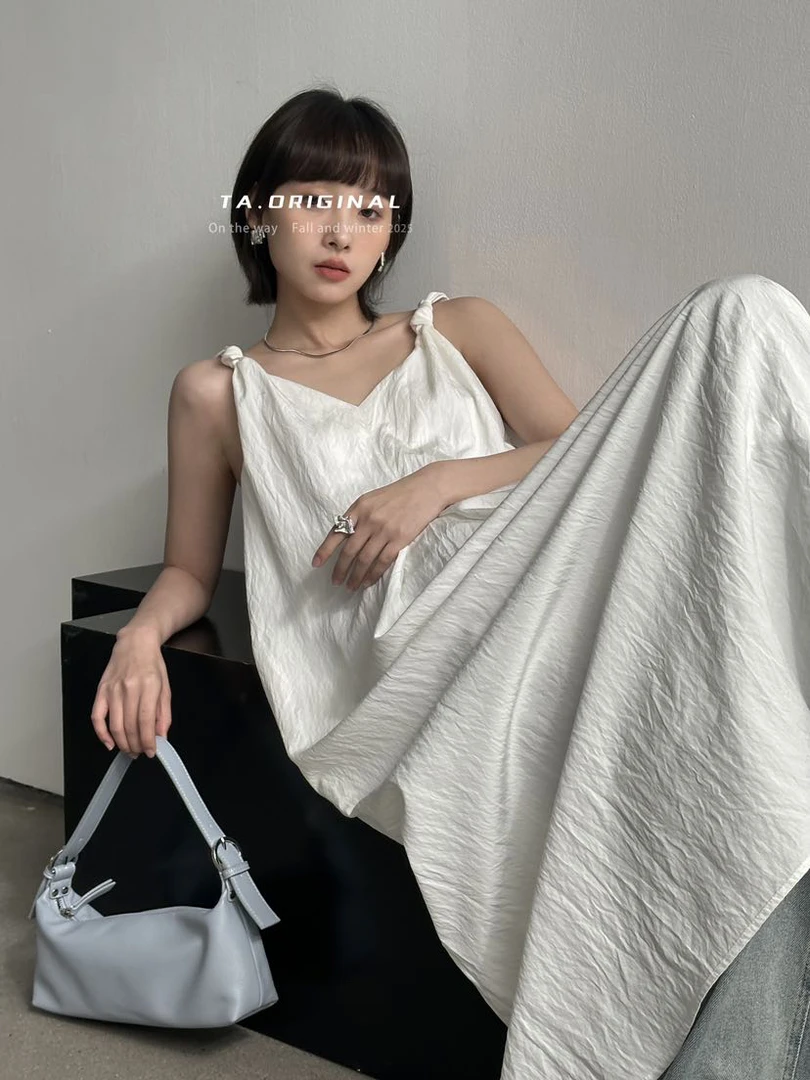 法式夏季休闲高端精致扭结吊带V领白色韩版宽松连衣裙女高级感