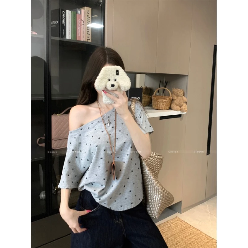 韩系灰色斜肩印花短袖T恤女夏季新款宽松显瘦露肩性感辣妹风上衣