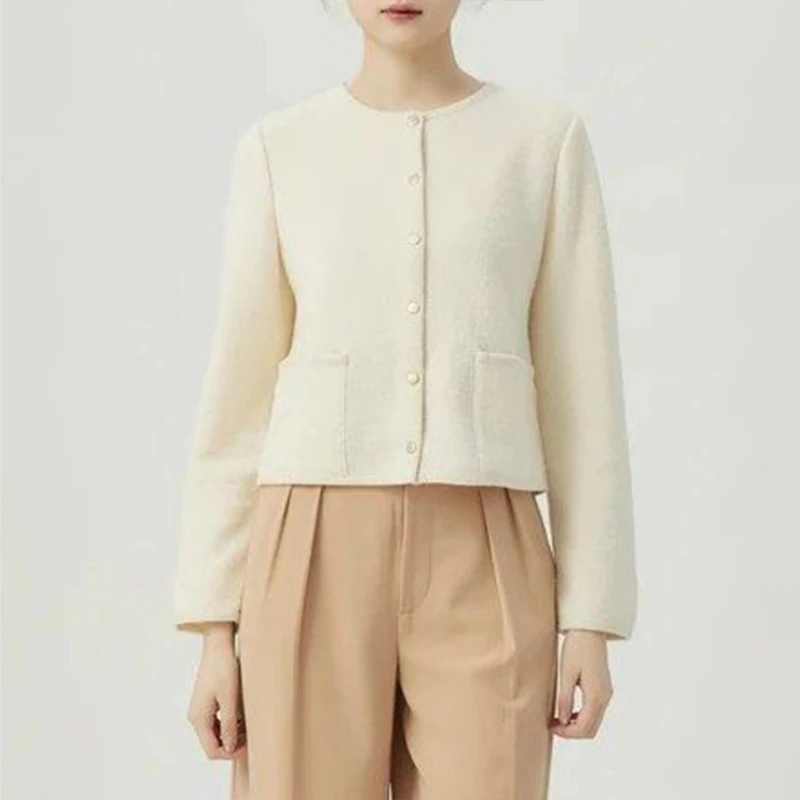 GIRDEAR/哥弟冬季洋气精致圆领双口袋短款小香风外套女1400512