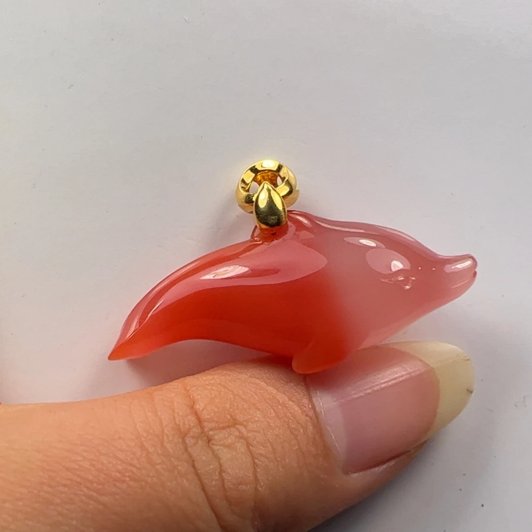 南红玛瑙挂件18K金镶嵌隔**王滴水洞海豚