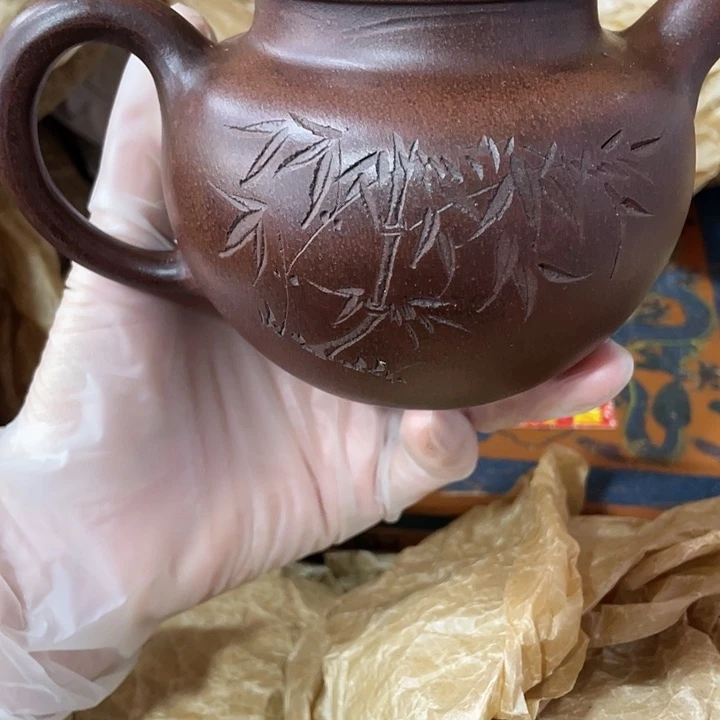 茶壶紫砂原矿泥料，手工制作的一把紫砂壶。