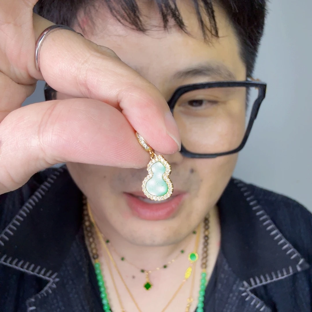 翡翠未镶嵌颈饰一件