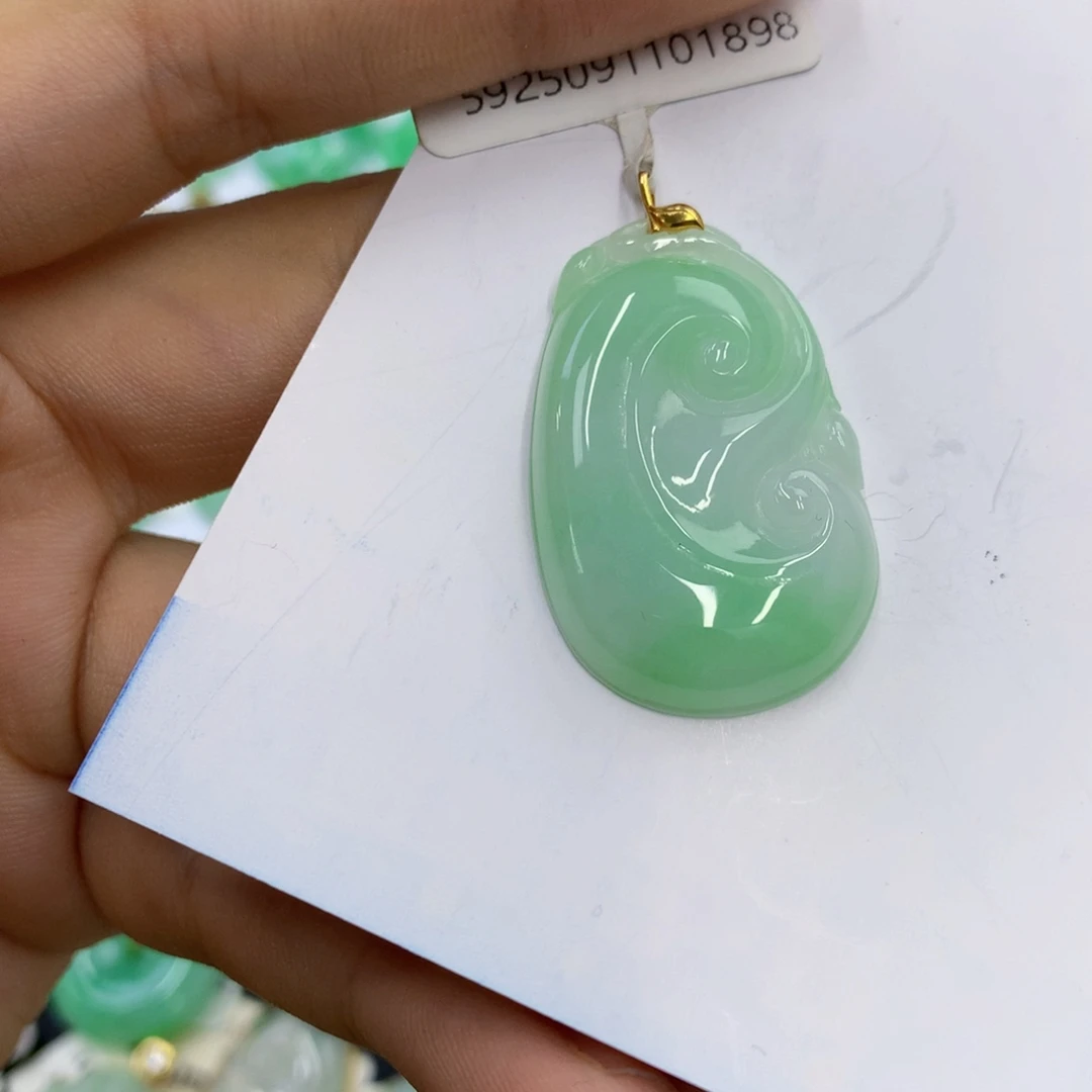 翡翠18K金镶嵌颈饰翡翠