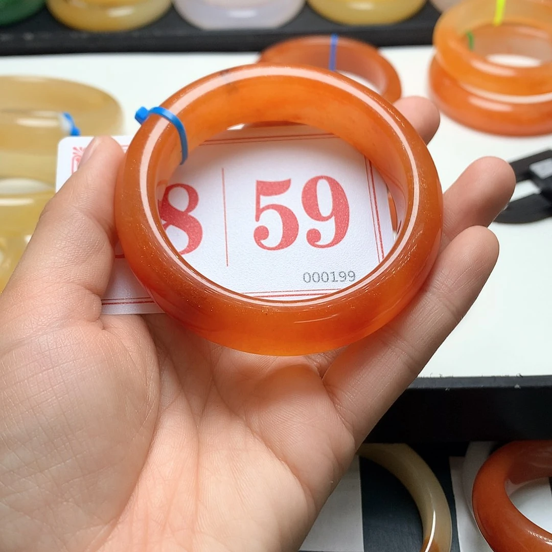 未镶嵌石英质玉（黄龙玉）手镯困**?