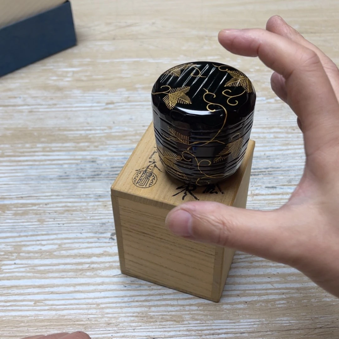 瓷片晴*.密密麻麻地排列着一个