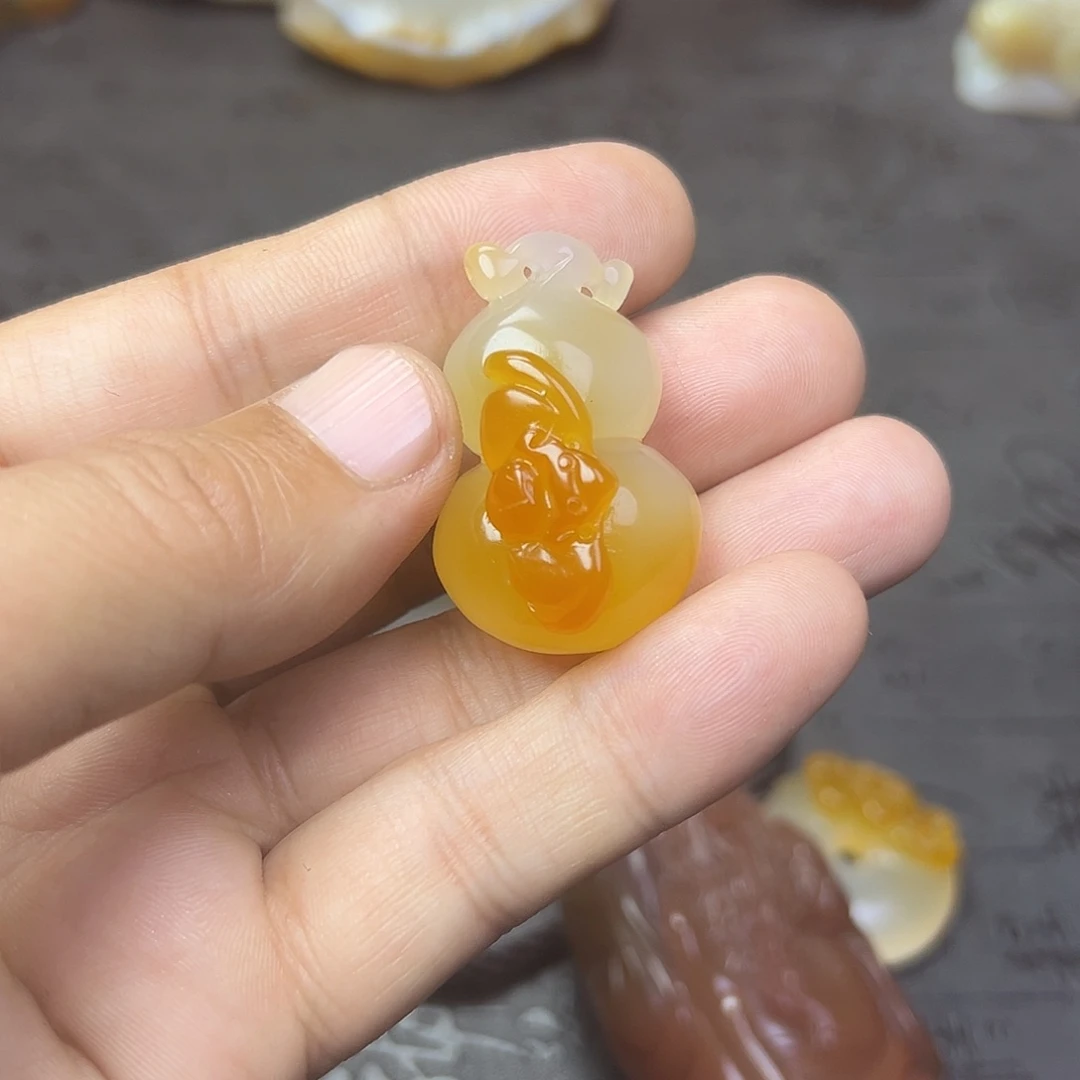 时***室玛瑙/玉髓未镶嵌天然玉石手把件吊坠