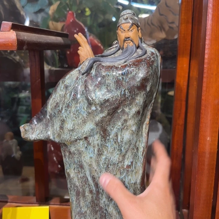 石湾公仔衬托盆景漂亮