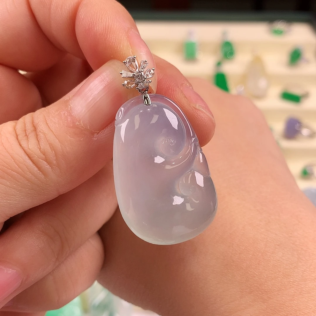 颈饰18K金镶嵌翡翠缅料