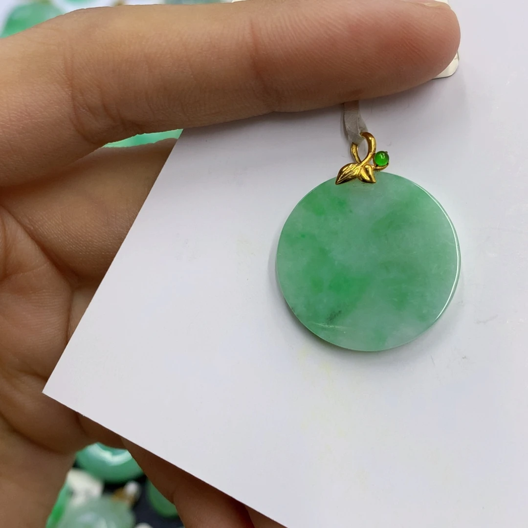 翡翠18K金镶嵌颈饰翡翠