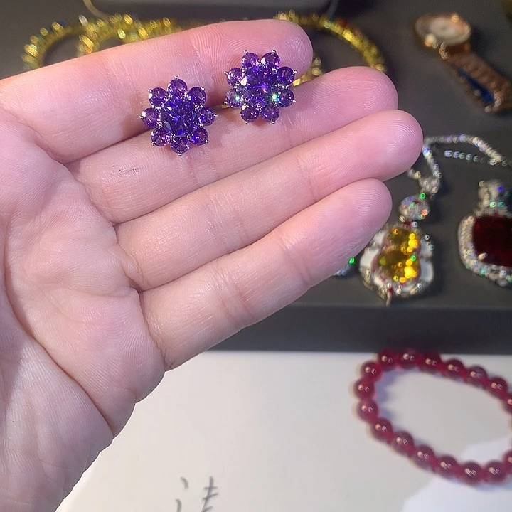 非金属50紫色耳钉。